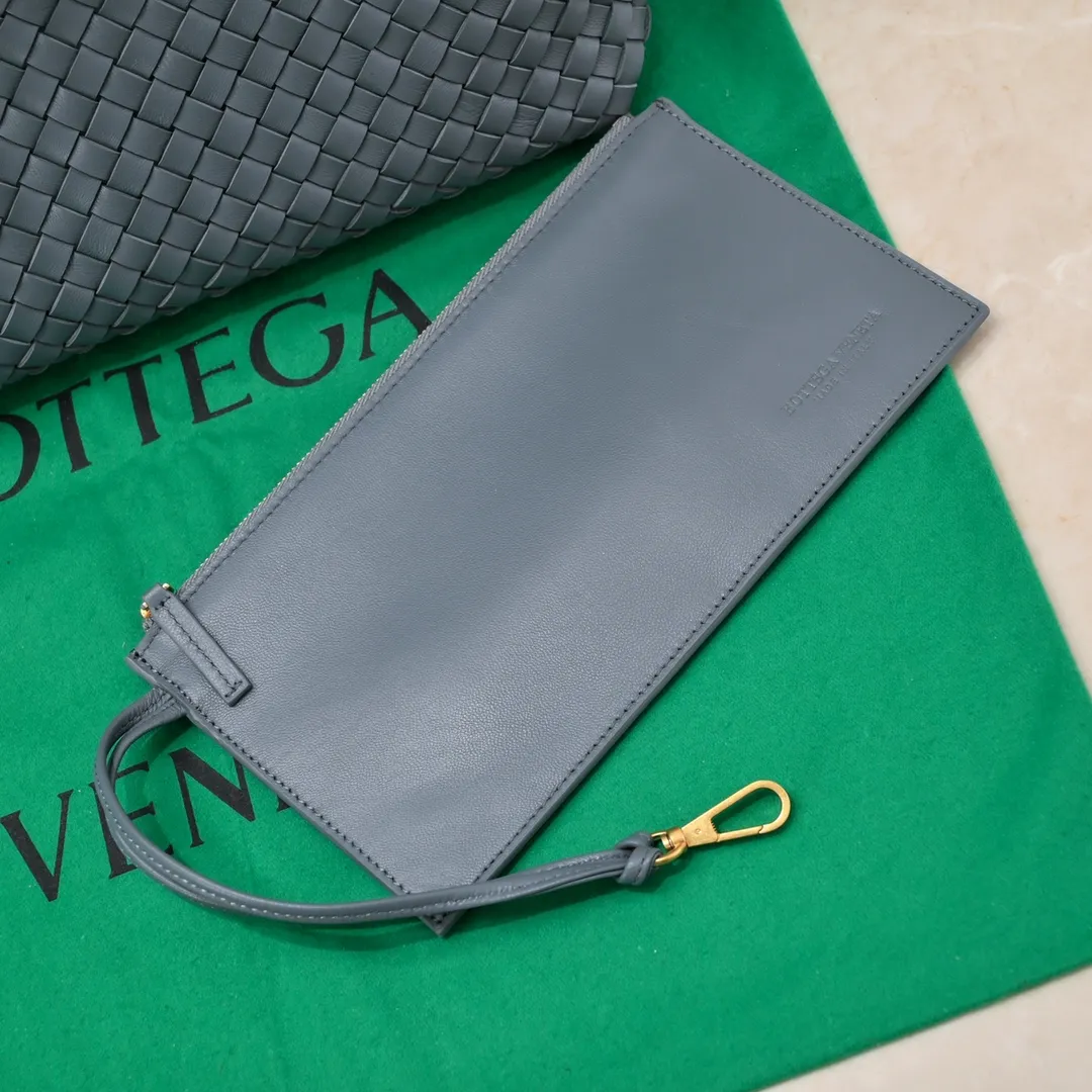 Batch 2060 Ready in stock BV’s iconic bag “CABAT” returns (medium size 32) One of the most popular bag series “CABAT” is now reappearing in a new style with special elements added. • Seamless double-sided woven unlined structure, soft texture, foldable, and can maintain its shape without deformation when empty. Size: 48*15*25cm, bottom 32, model: 5212#